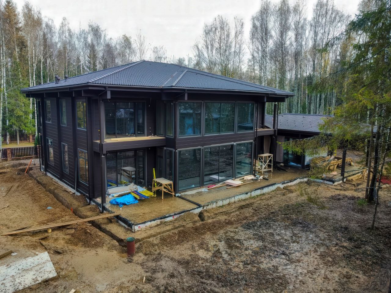 Фиброцементные панели на вентилируемом фасаде дома из газобетона